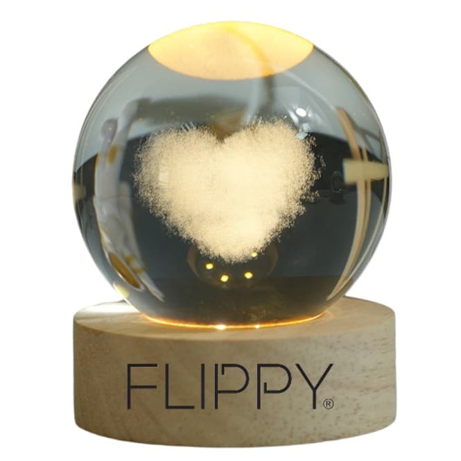Lampa LED Decorativa, Flippy, Bila de Cristal cu Diametru 6cm, Model Inima 3D, Alimentare USB, Suport din Lemn, Lumina Alb