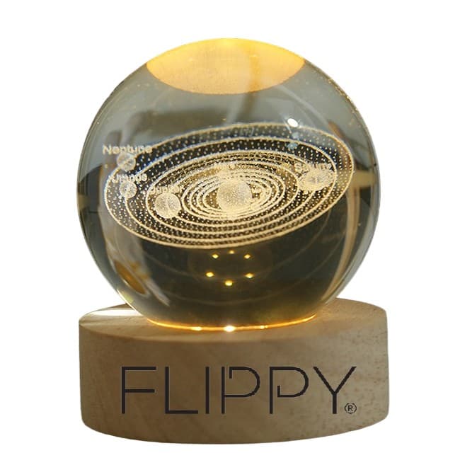 Lampa LED Decorativa, Flippy, cu Bila de Cristal cu Diametru 6cm, Model Sistemul Solar 3D, Alimentare USB, Suport din Lemn