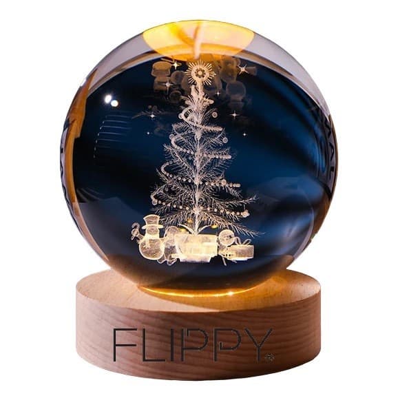 Lampa LED Decorativa, Flippy, cu Bila de Cristal cu Diametru 6cm, Model Brad de Craciun 3D, Alimentare USB, Suport din Lemn