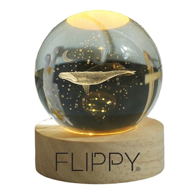 Lampa LED Decorativa, Flippy, cu Bila de Cristal cu Diametru 6cm, Model Balena 3D, Alimentare USB, Suport din Lemn, Lumina