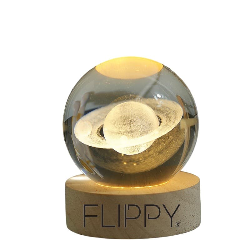 Lampa LED Decorativa, Flippy, cu Bila de Cristal cu Diametru 6cm, Model Saturn 3D, Alimentare USB, Suport din Lemn, Lumina