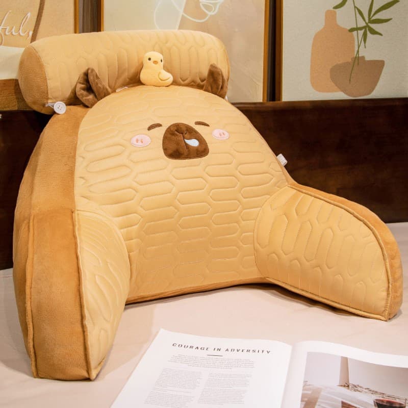 Perna Multifunctionala, Flippy, Spatar pentru Pat, Protectie Lombara, Marime Medie, 60 x 40 cm, din Latex, Model Capybara cu Ratusca in Cap, Maro deschis