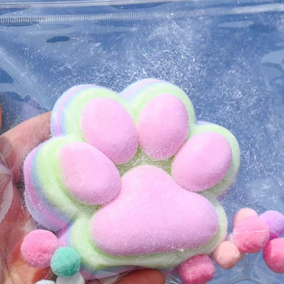 Jucarie Antistres Squishy, Flippy, cu Revenire Lenta, Model Labuta de Pisica Pufoasa, 12.5x10.5 cm, 220g, Squeeze Pinch Family, Ambalaj Transparent, Roz Curcubeu